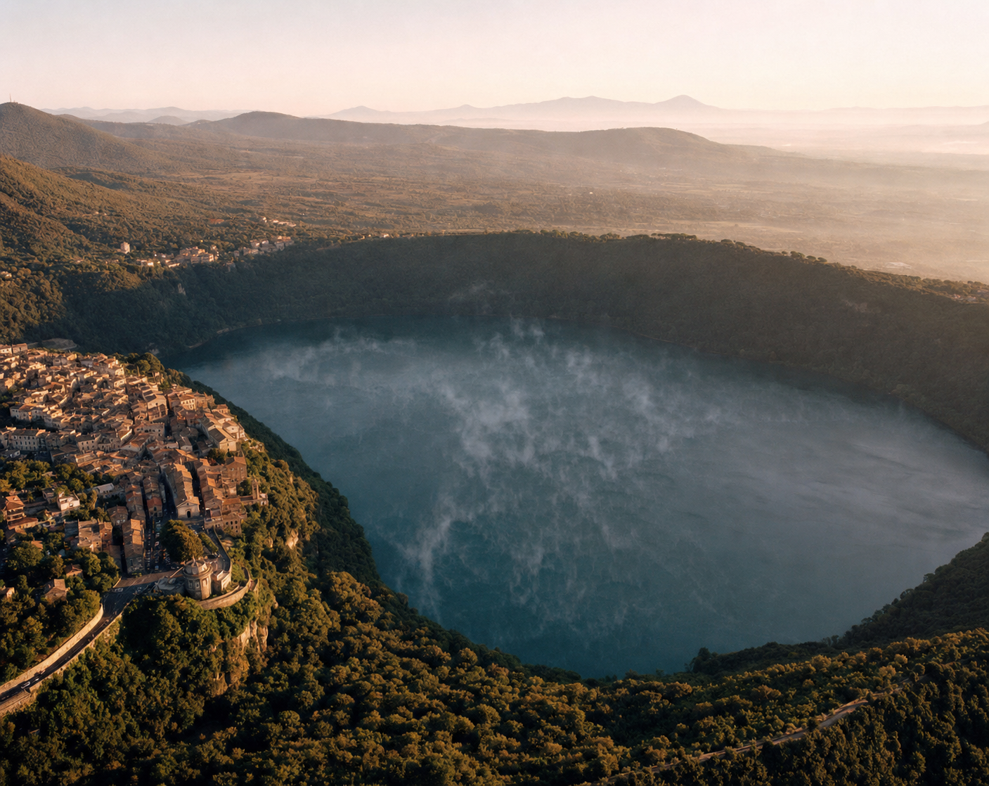 Il Lago Albano dall'alto all'alba