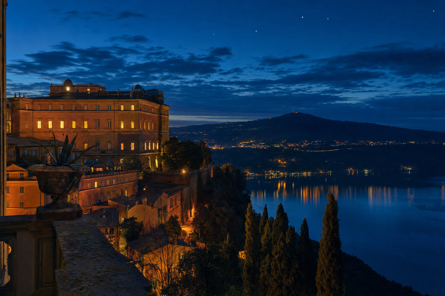 Vista notturna del Palazzo Apostolico e del Lago Albano